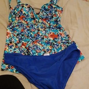 XS Maternity Old Navy 2 tankini and bottoms.